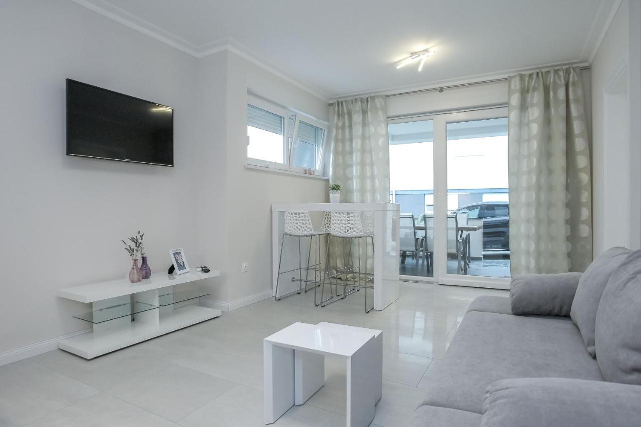Apartments Tomana Новаля Екстер'єр фото